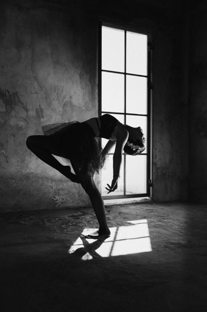 Jeune fille qui danse, pour illustrer l'activité complémentaire de chorégraphie à l'ESND