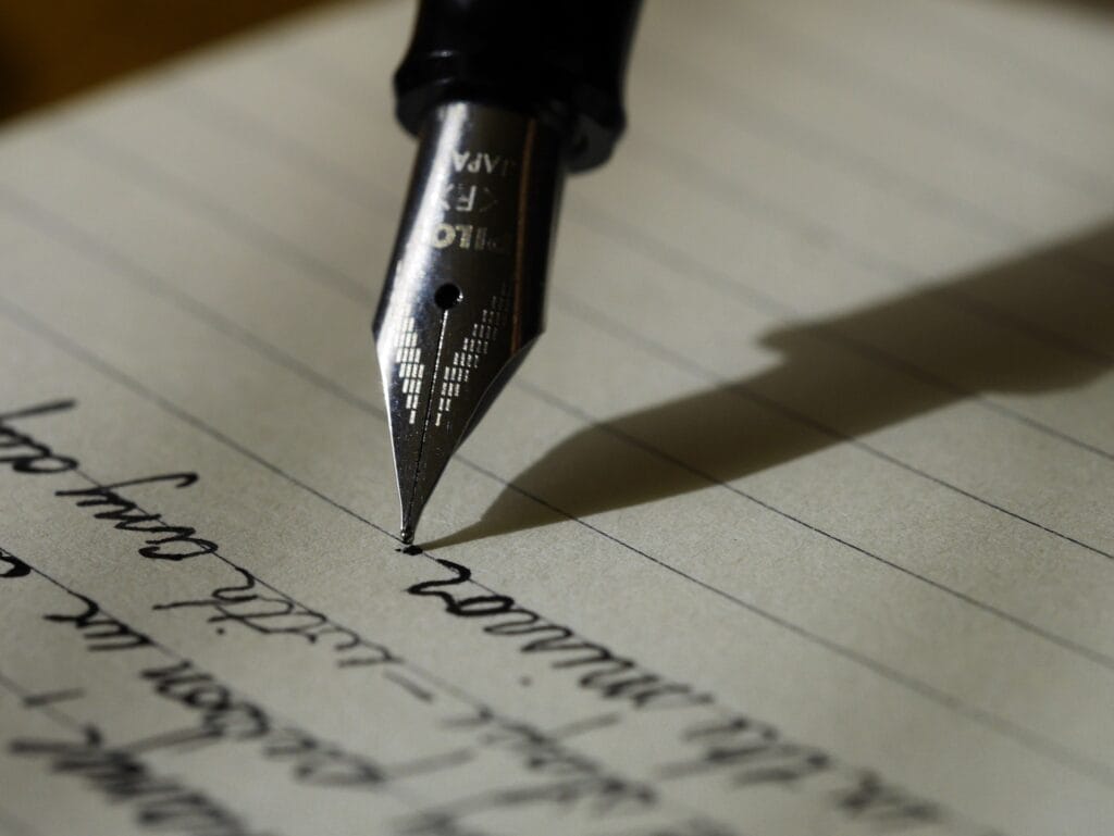 Plume et papier, pour illustrer l'activité complémentaire de français à l'ESND